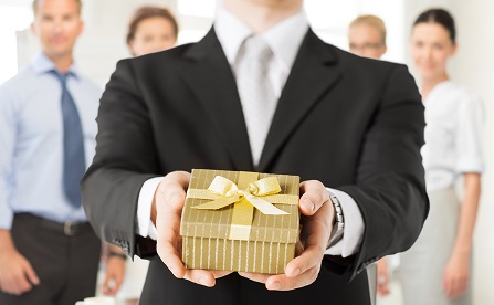 職場の人が退職する時、プレゼントは何を渡す？価格は？退職祝いのプレゼントに関する意識調査結果が公表