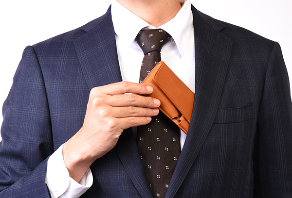 小銭やカードを入れても膨らまない！スーツスタイルを崩さない、薄くて細い財布「スーツな財布」新登場