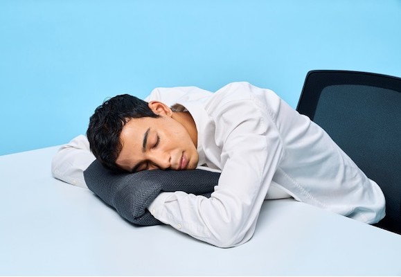 仕事中の仮眠に、うってつけ！座ったままでも快適に使える「BRAIN SLEEP PILLOW PORTABLE」登場