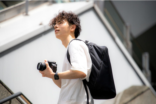 カメラの持ち歩きには、コレがおすすめ！ビジネスシーンでも活用しやすい「kyu daypack」クラファン実施中