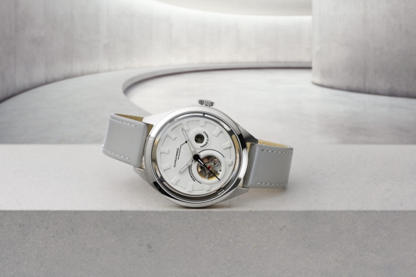昭和の名建築「中銀カプセルタワービル」からインスピレーションを得た腕時計「ARCHITECTURE」が気になる！