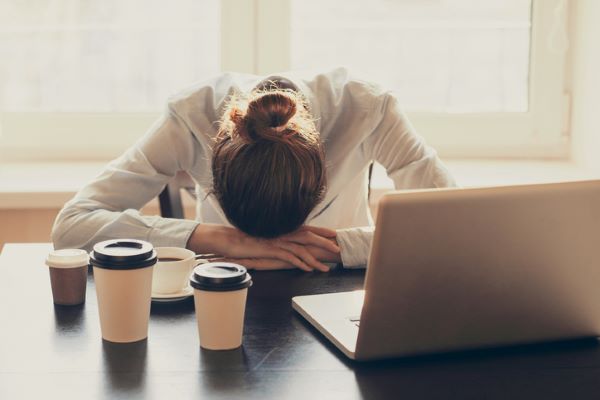 「睡眠時間を削って働くべきではない」とビジネスパーソンの8割が認識　睡眠不足が原因でミスした人は過半数に