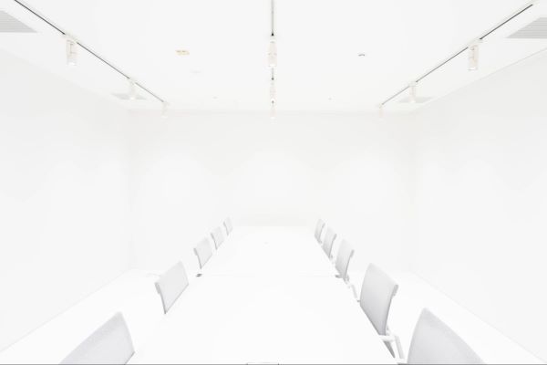 壁・床・椅子・机、全てが真っ白な会議室……！　“出社したくなるオフィス”の全貌とは【カシワバラ・コーポレーション】
