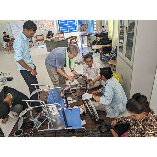 カンボジアで車イス整備のワークショップを開催　日本のシニア・ベテラン整備士が国際協力