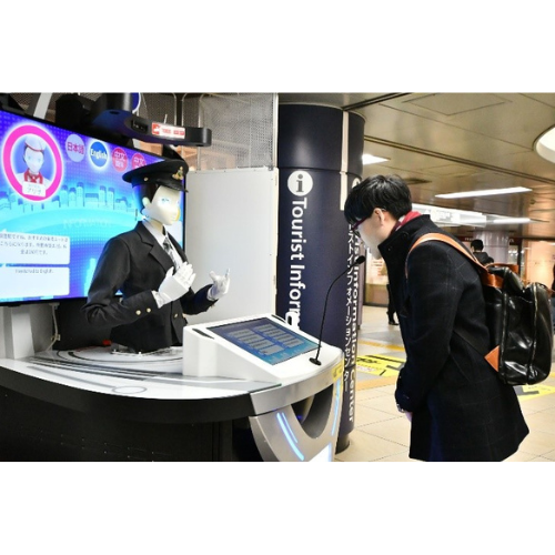 3言語で外国人にも対応、写真撮影にも応じてくれる　対話型の駅案内AIロボット「ARISA」が新橋駅に登場