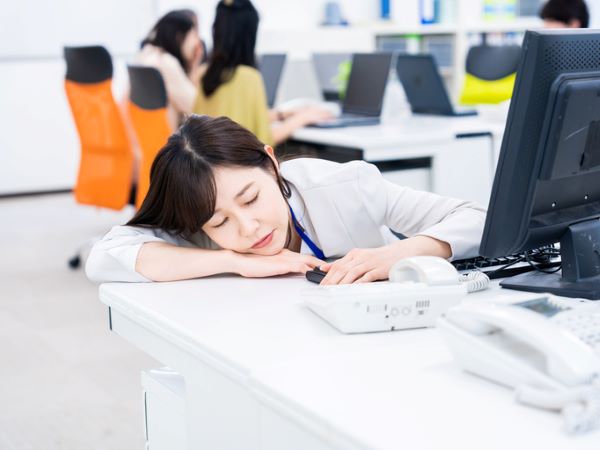 職場で昼寝は当たり前!?　デスクワークに従事する会社員500人に調査！